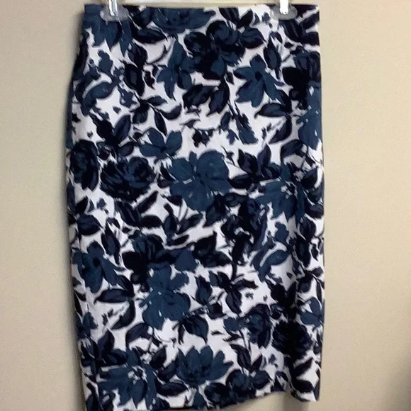 🦋 89th & MADISON blue print stretch pull on print skirt, size small. - Picture 1 of 4